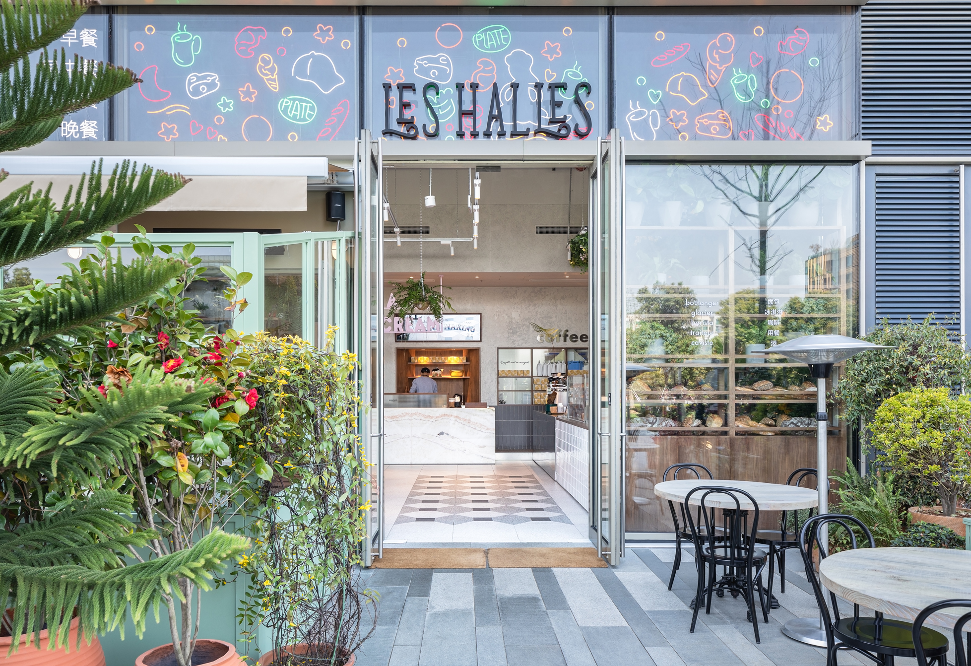 月畔（Luneurs），上海巴黎春天百货美食广场（Les Halles 可理解为美食广场等含义，这里推测结合语境指上海有此品牌店铺的巴黎春天商场美食广场） 

注：如果Les Halles [Shanghai]有更确切固定所指，需要根据实际情况调整，Luneurs是品牌名，一般保留原文音译 丨中国上海丨hcreates interior design-14