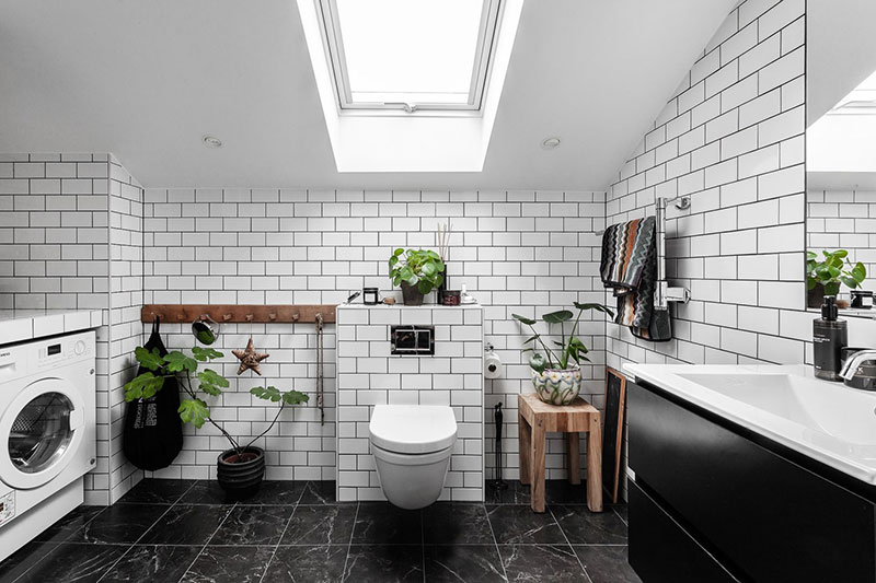 瑞典 35 平米砖墙阁楼公寓，原木梁与玻璃 partition 打造别致空间-18