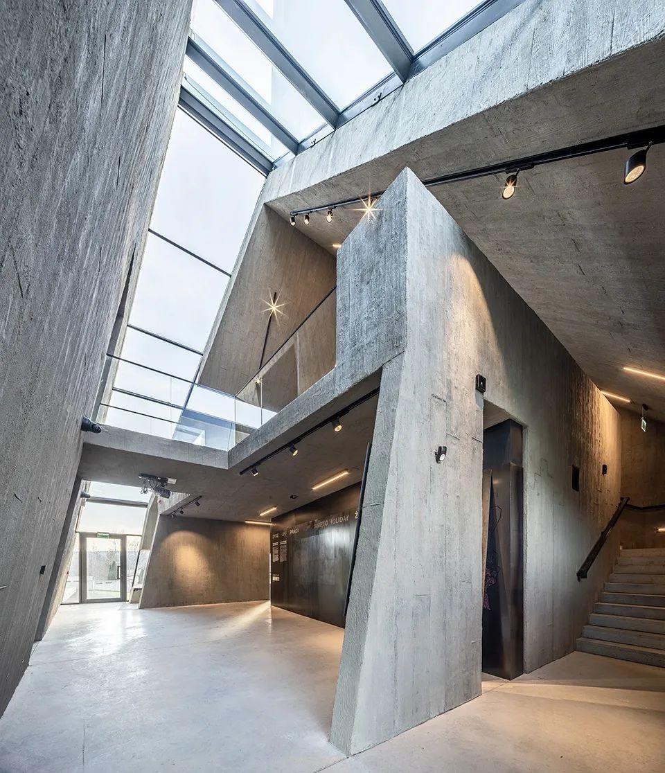 [Reship] 布满“裂痕”的混凝土雕塑-69