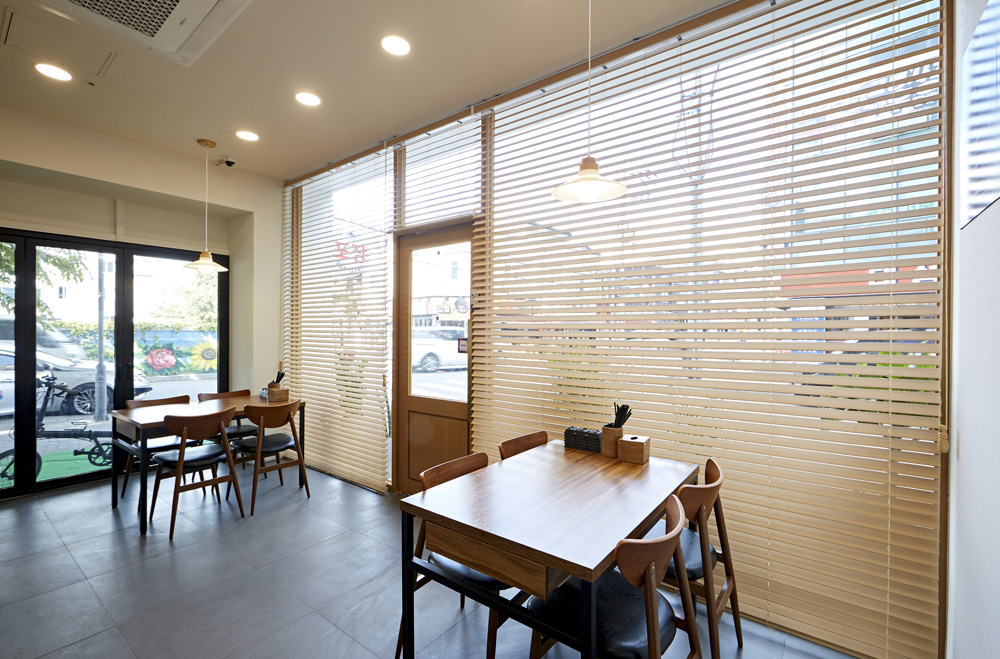 10 坪极简主义烤鱼店，品味温馨与时尚-8