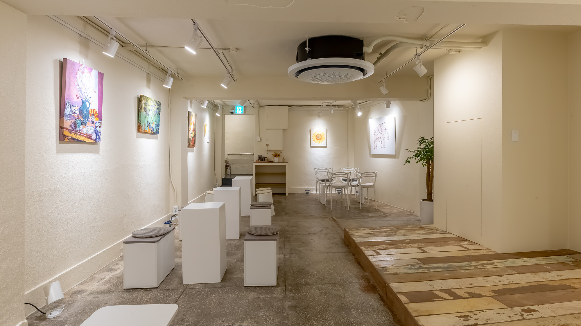 40 平米极简咖啡厅 | 白色与木质的完美融合-16