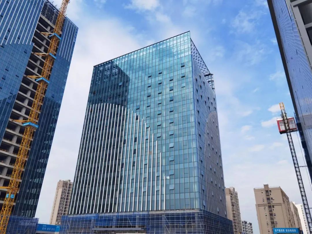 瞄准目标  全力以赴——中亿丰未来建筑研发中心总部大楼单元幕墙顺利封顶-12
