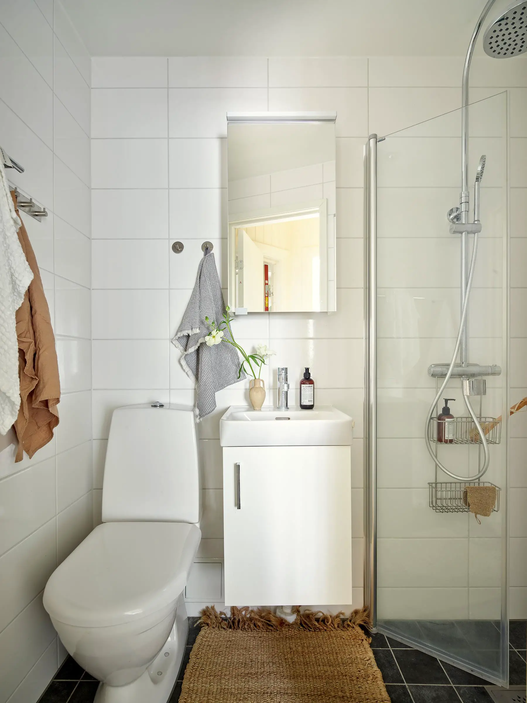 百年瑞典公寓的炫彩生活空间-22