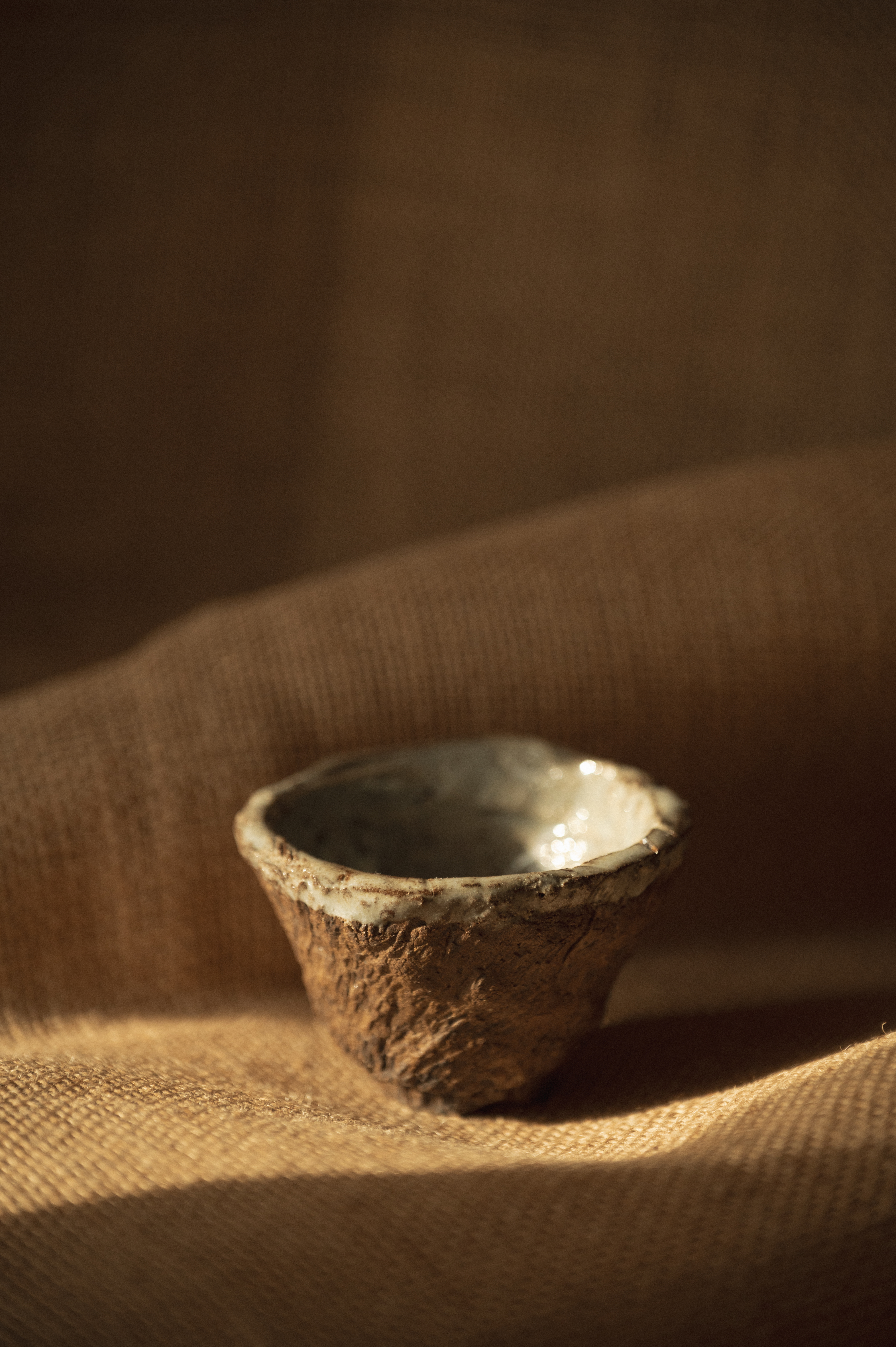 土杯；陶杯（注：earth常见有泥土、土地等意，earth cups可理解为用泥土制作的杯子，意译为土杯、陶杯 ） 丨yevhenii avramenko-5