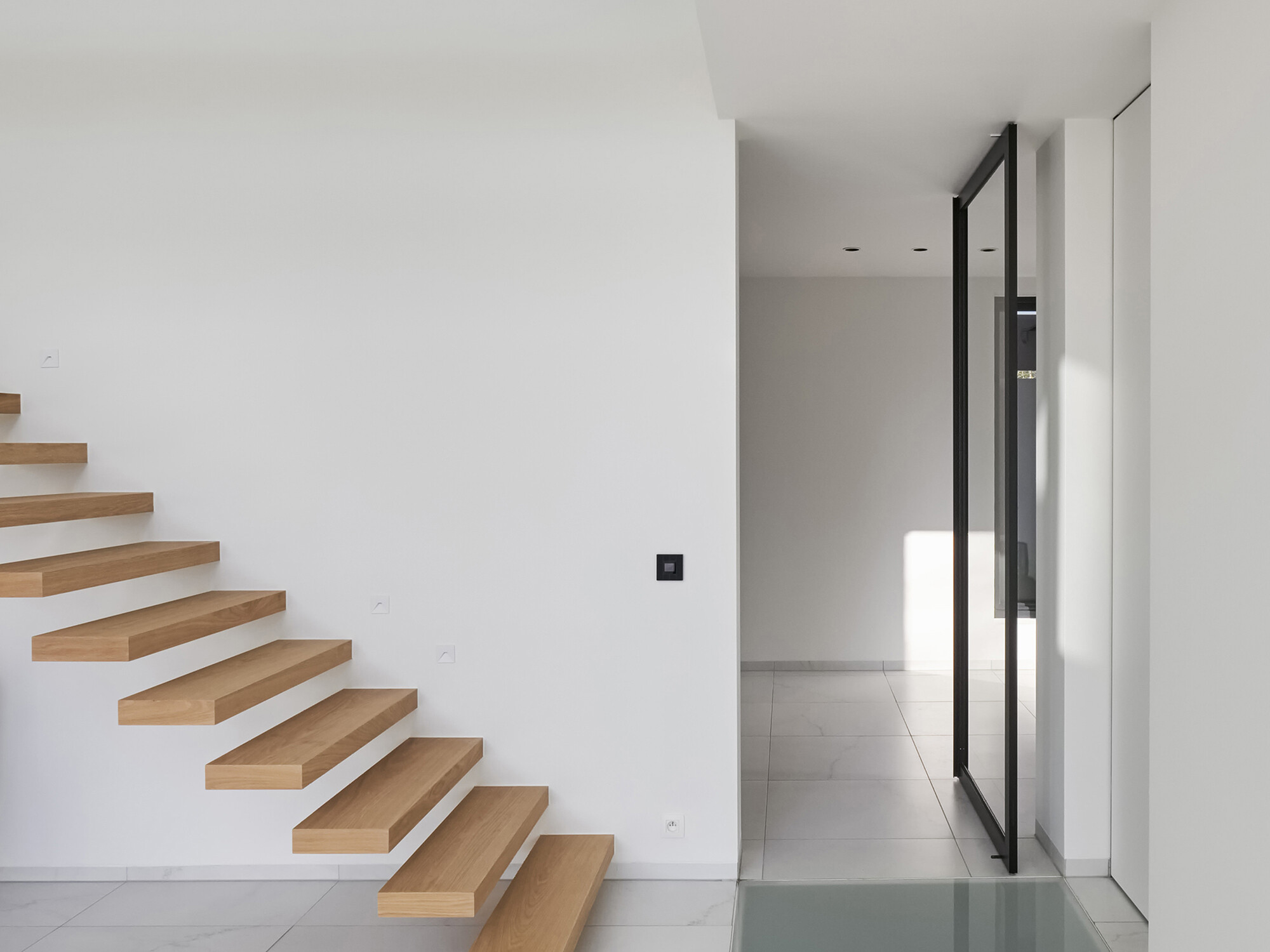 比利时现代住宅中的轻质透明旋转门设计-9