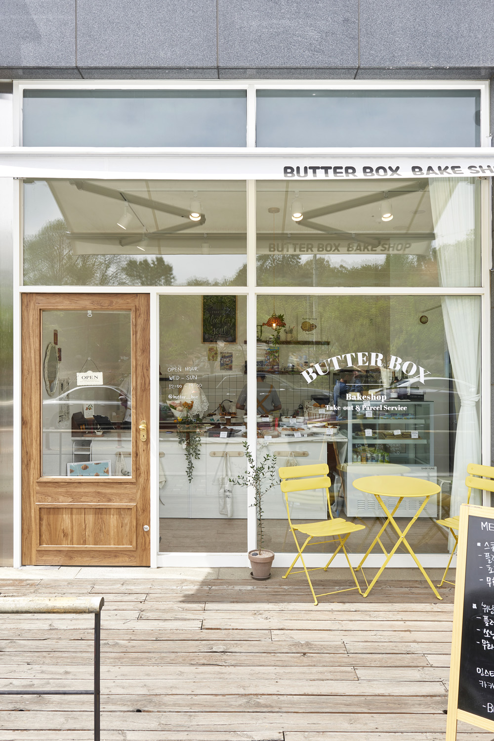 白色与木质，简约的 7 平小咖啡厅设计-13