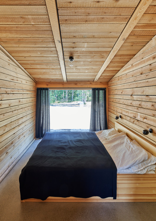 哥特兰海景度假屋 | 垂直木结构与大海的完美融合-11