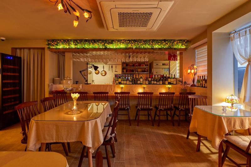 温馨家庭式餐厅，14 坪空间打造精致酒庄氛围-3