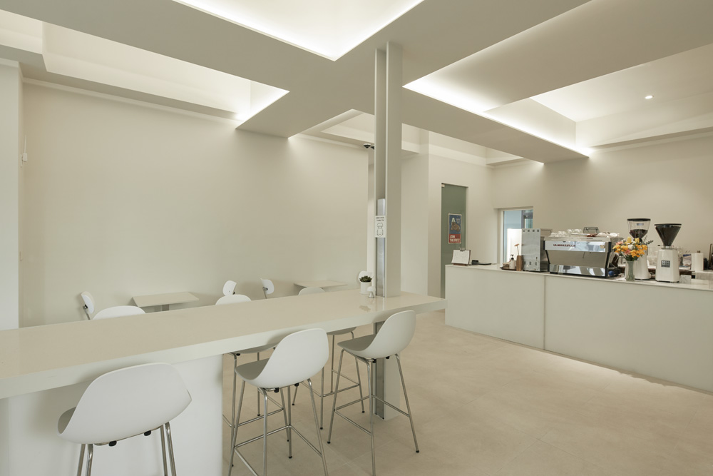 高级白色调的 30 平米现代咖啡厅设计-11