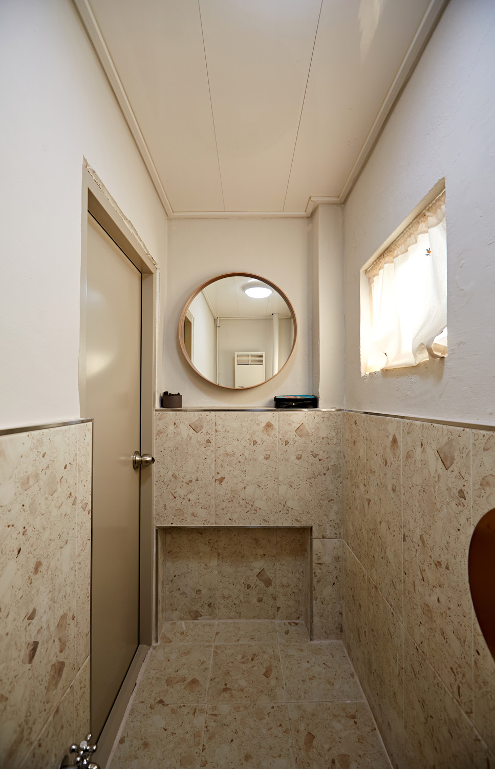 白色与木质的简约时尚，15 平米小空间的视觉扩大设计-15