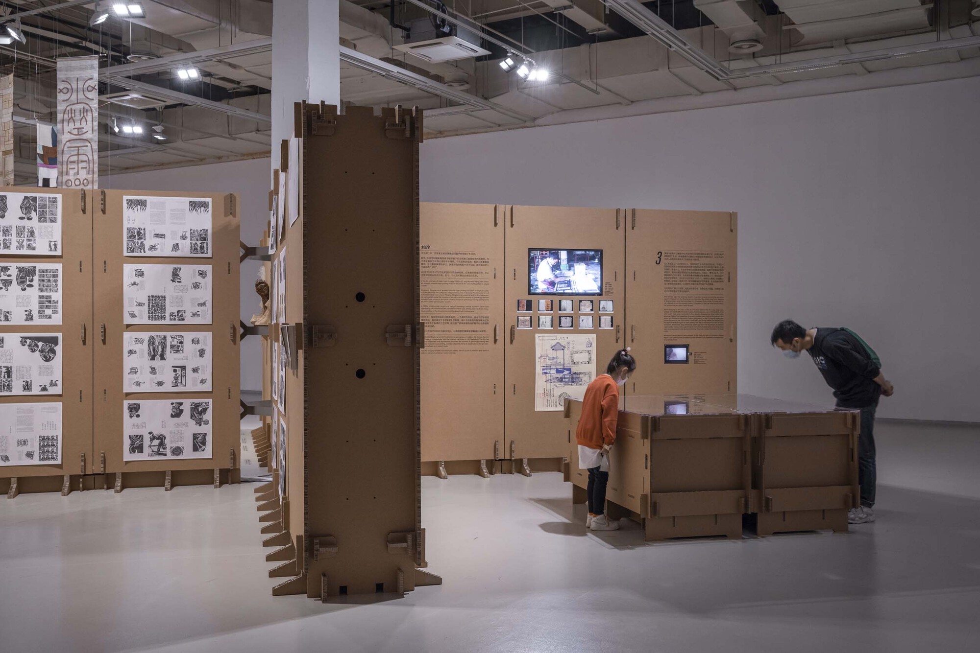 Exhibition Space Formed by Corrugated Cardboards / LUO studio-24