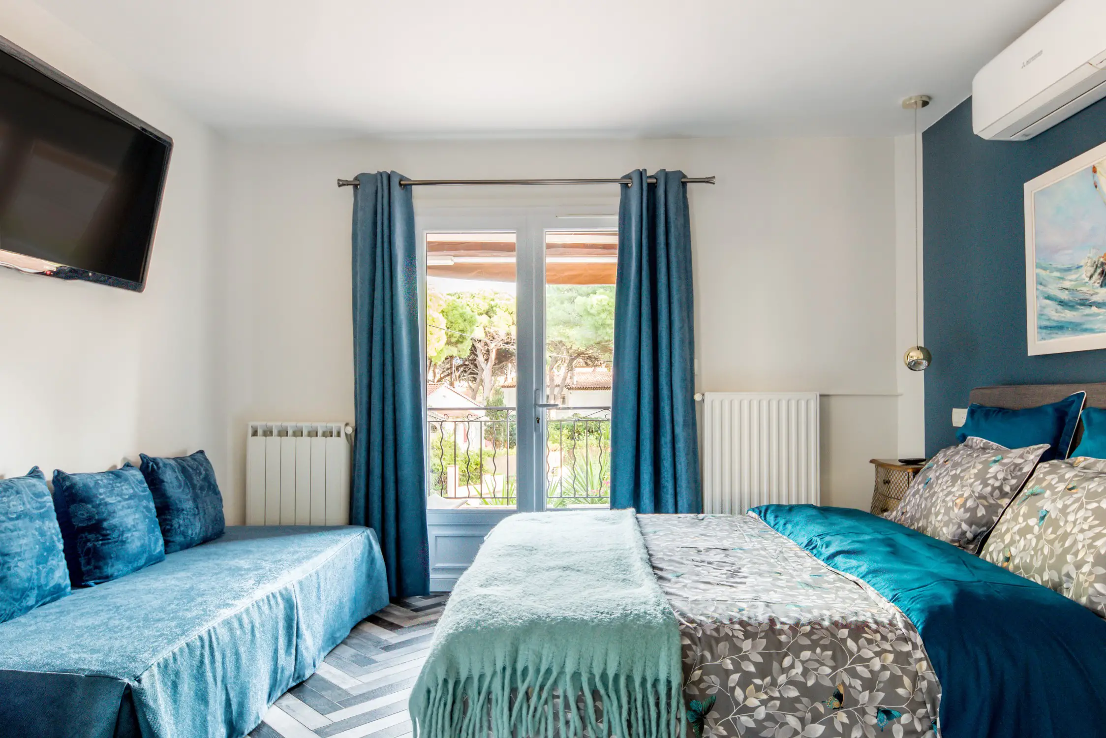 南法当代住宅 | 异国风情壁纸点亮现代设计-14