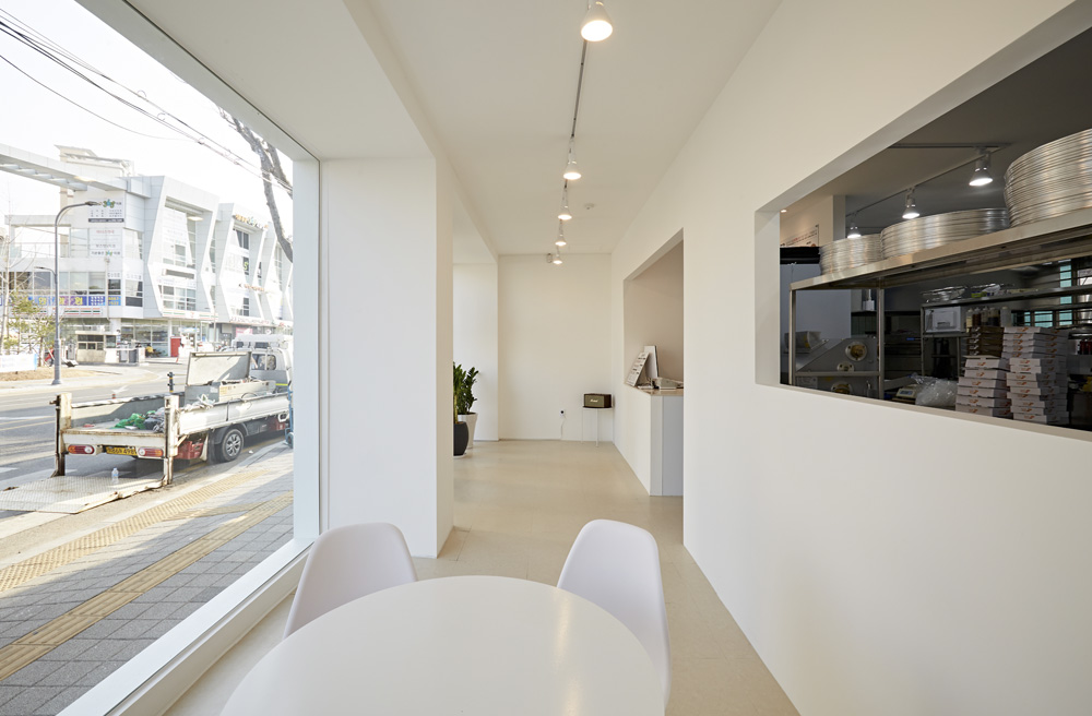 简约白色调 20 平米披萨店设计-5