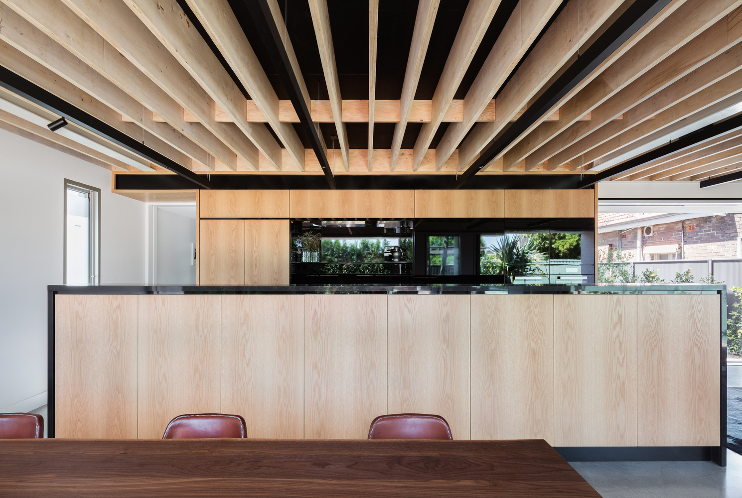 悉尼郊区多代同堂的现代宜居之家-68