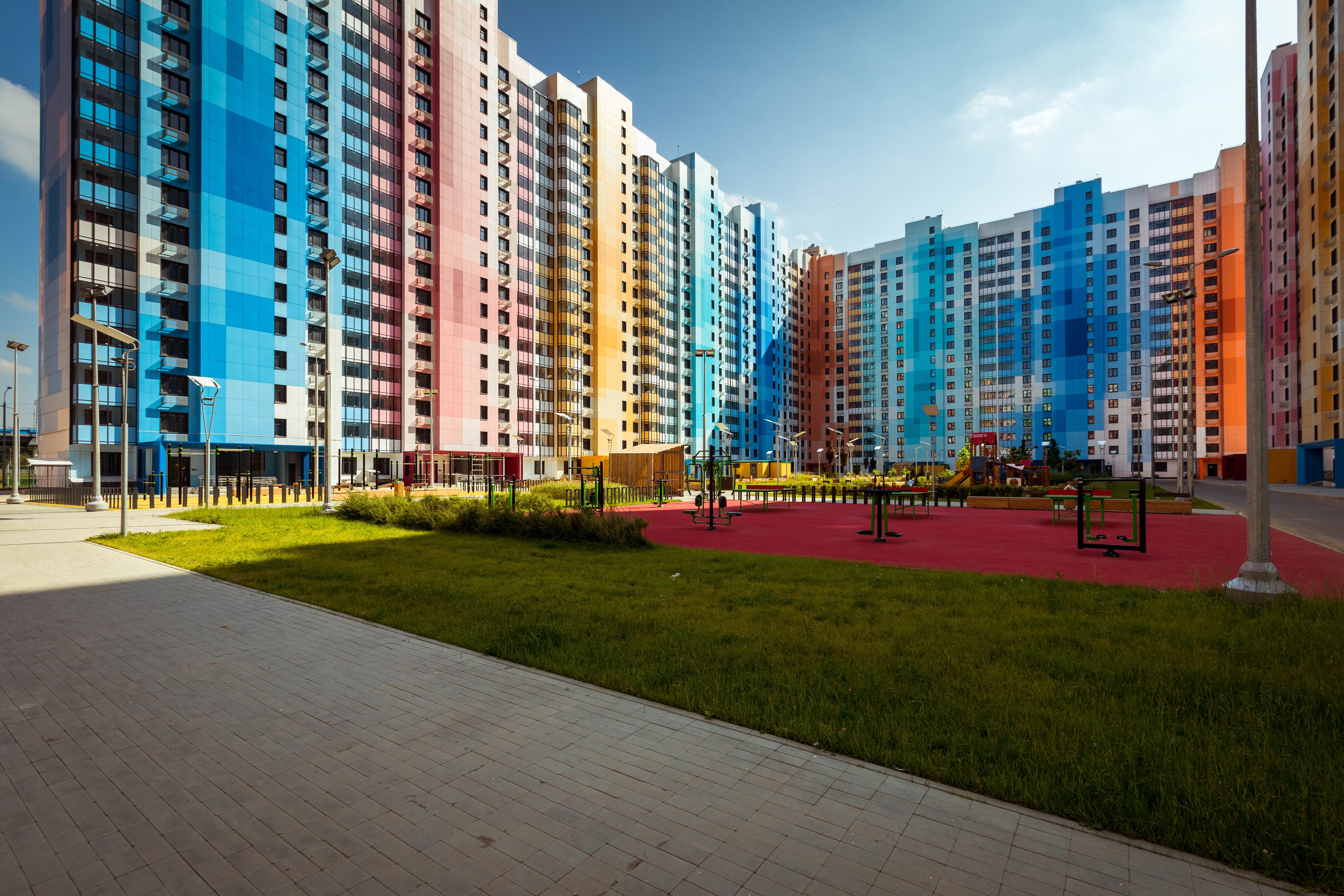 莫斯科郊区新住宅区 | 多彩立面与人性化公共空间的融合-13