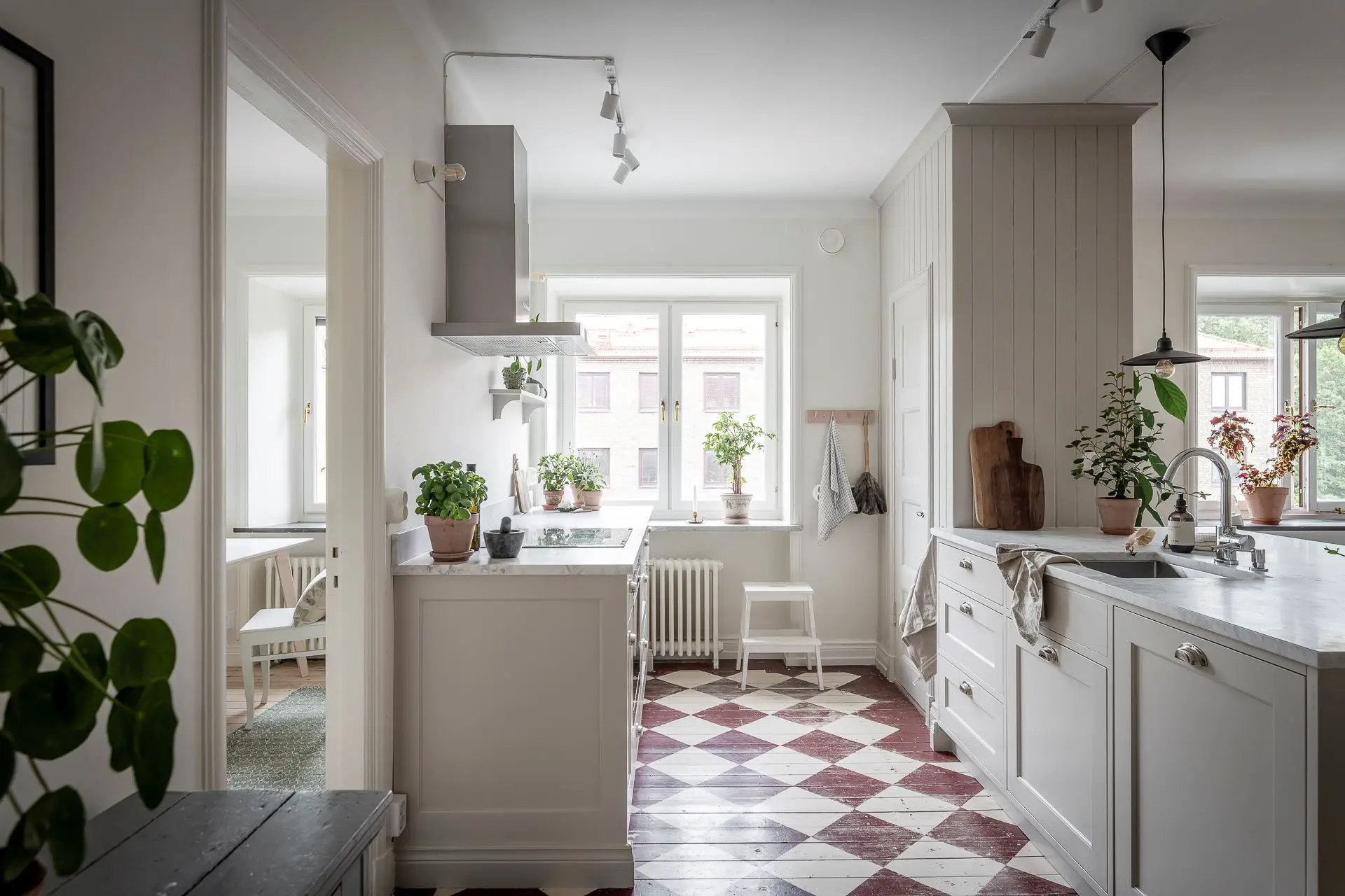 红白棋盘地板 | 古老公寓的现代魅力-3