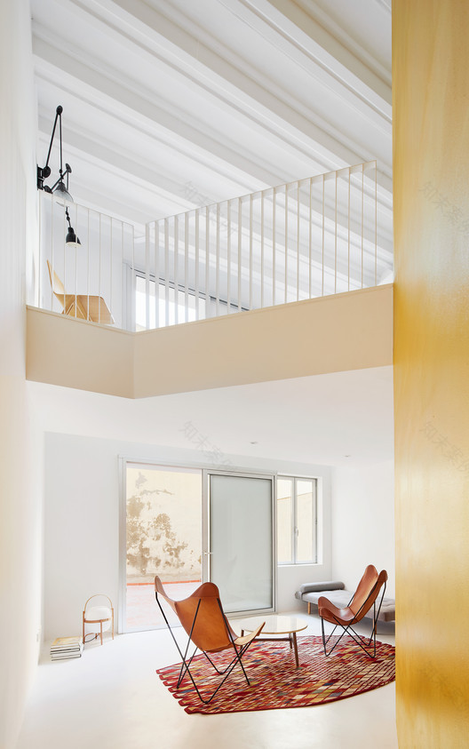 巴塞罗那双层公寓的 45 度旋转设计-25