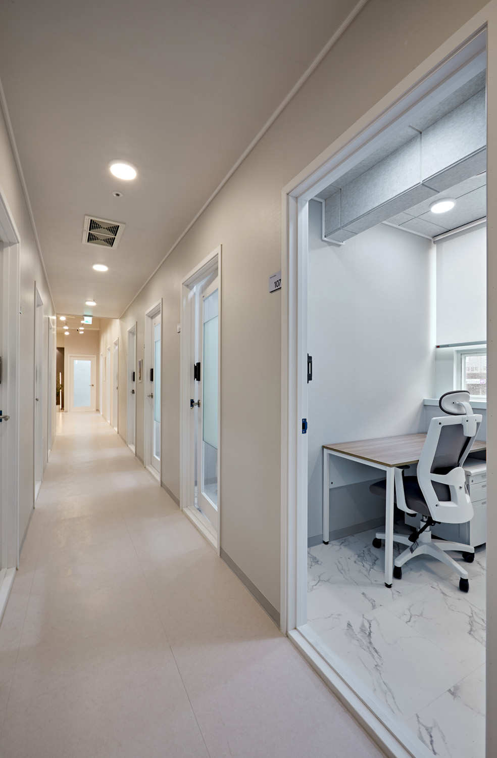 白色与木色，打造 120 平米共享办公室的极简魅力-18