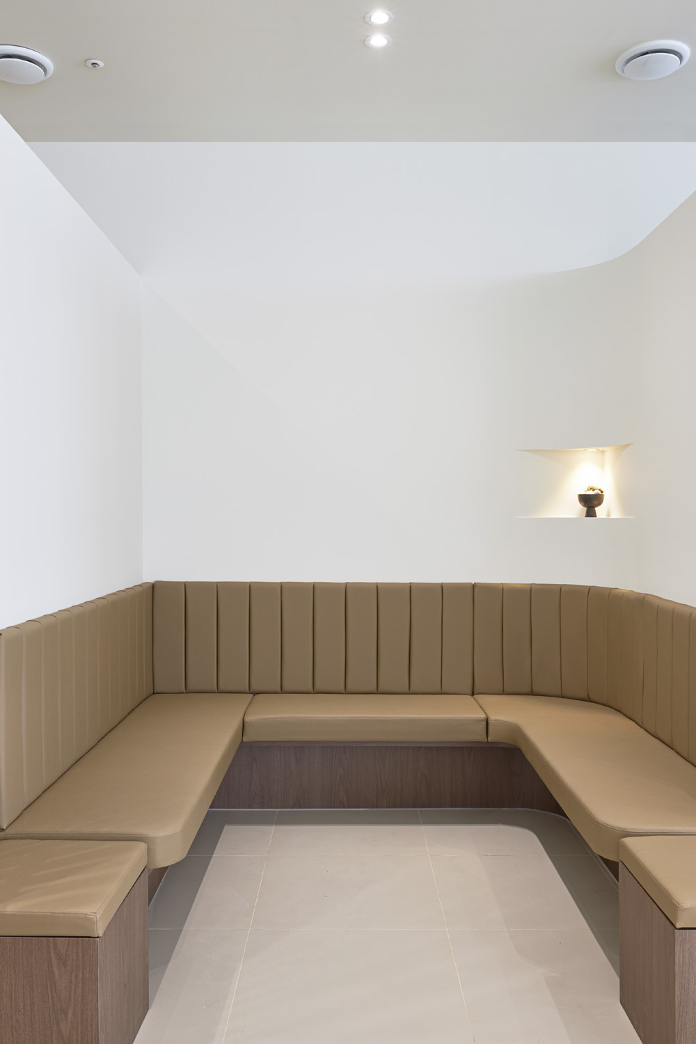 二十平米高级美容院的现代设计魅力-12