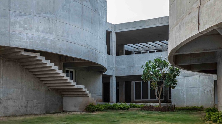 沃克森商学院 | 绿色环保的无障碍校园设计-25