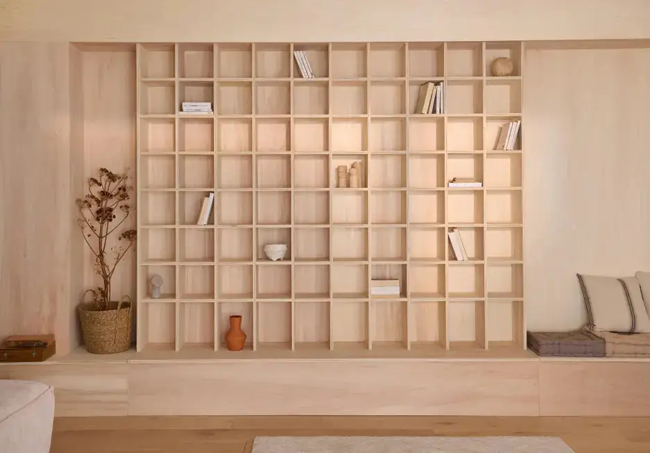 现代舒适客厅的定制书架设计-4