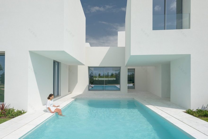 Between Two White Walls Corpo Atelier-25