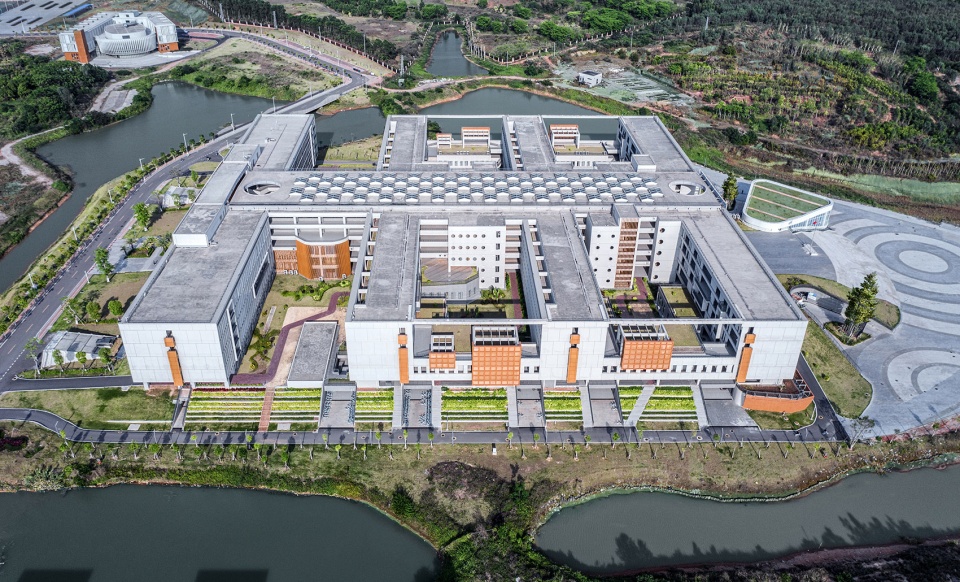 广东石油化工学院公共教学组团——依山傍水,打造生态校园-39