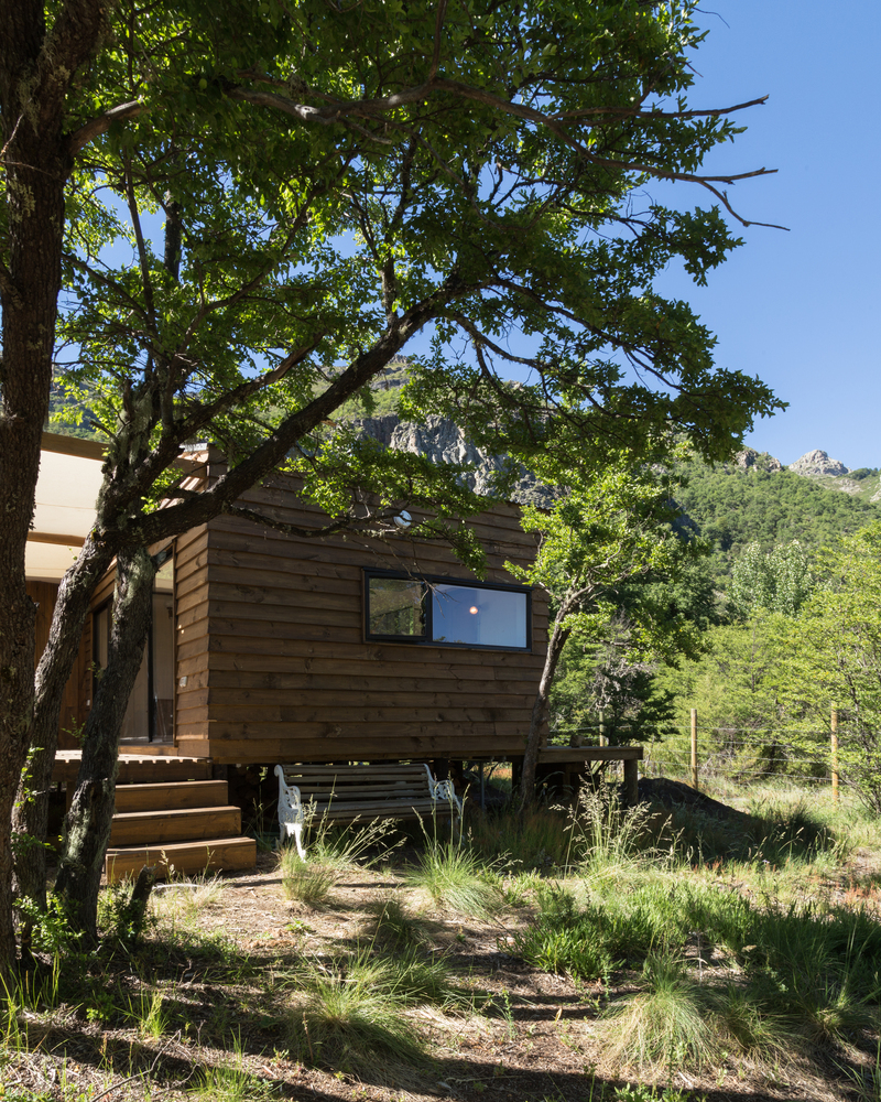 森林中的现代白色小屋-42