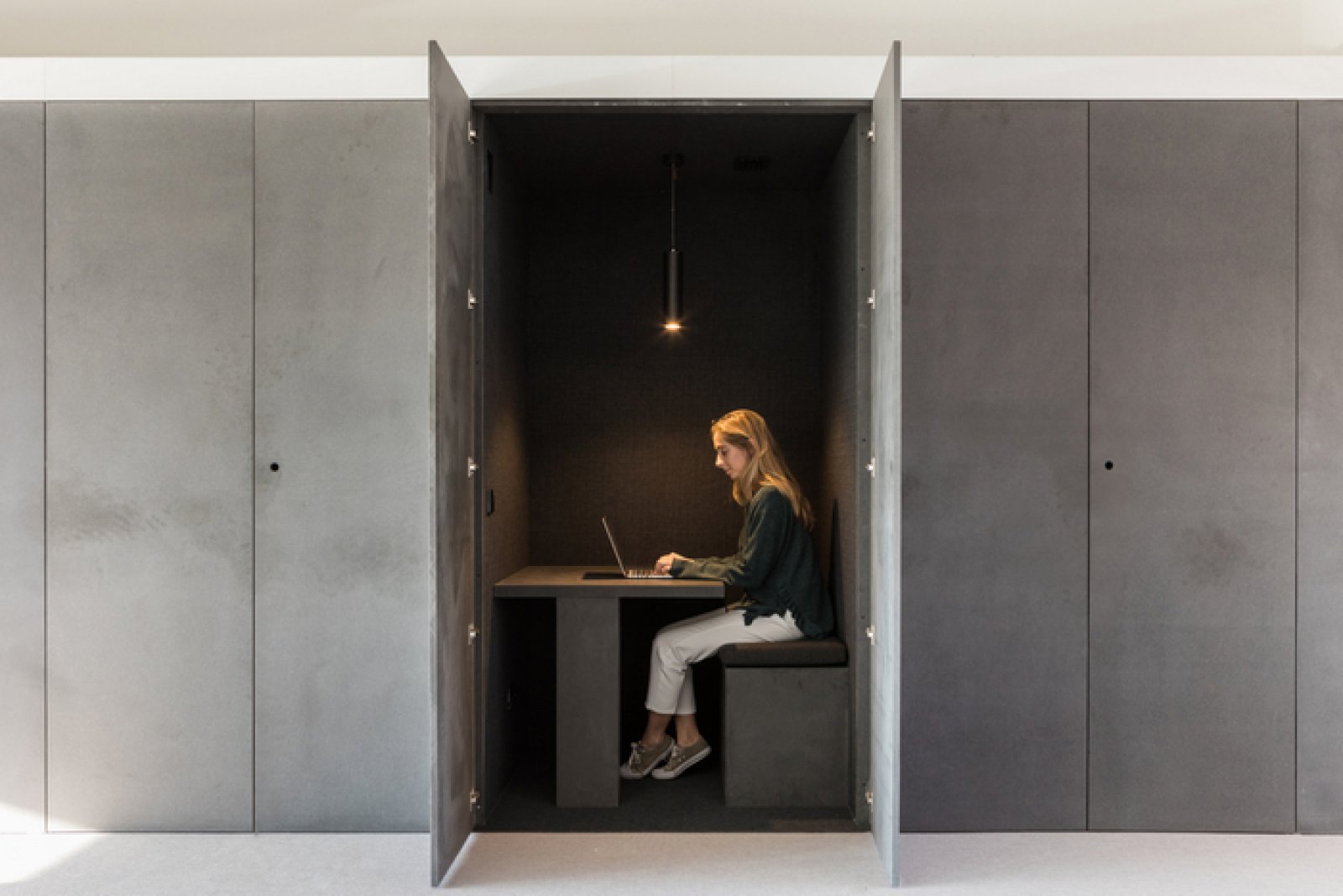 葡萄牙里斯本现代水泥风办公空间-10