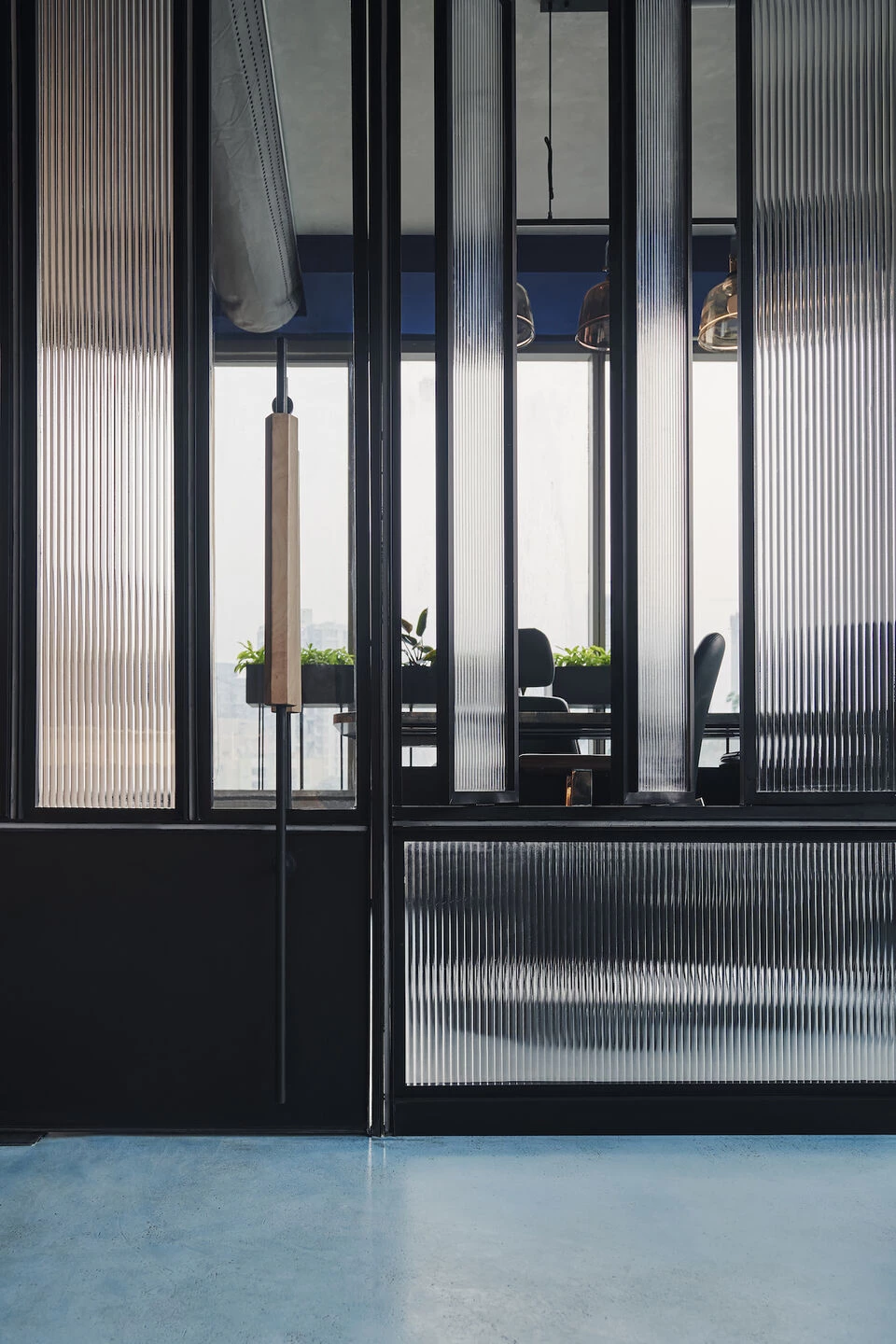 "Velox Motors Offices | 现代工业风格的灵活办公空间"-22