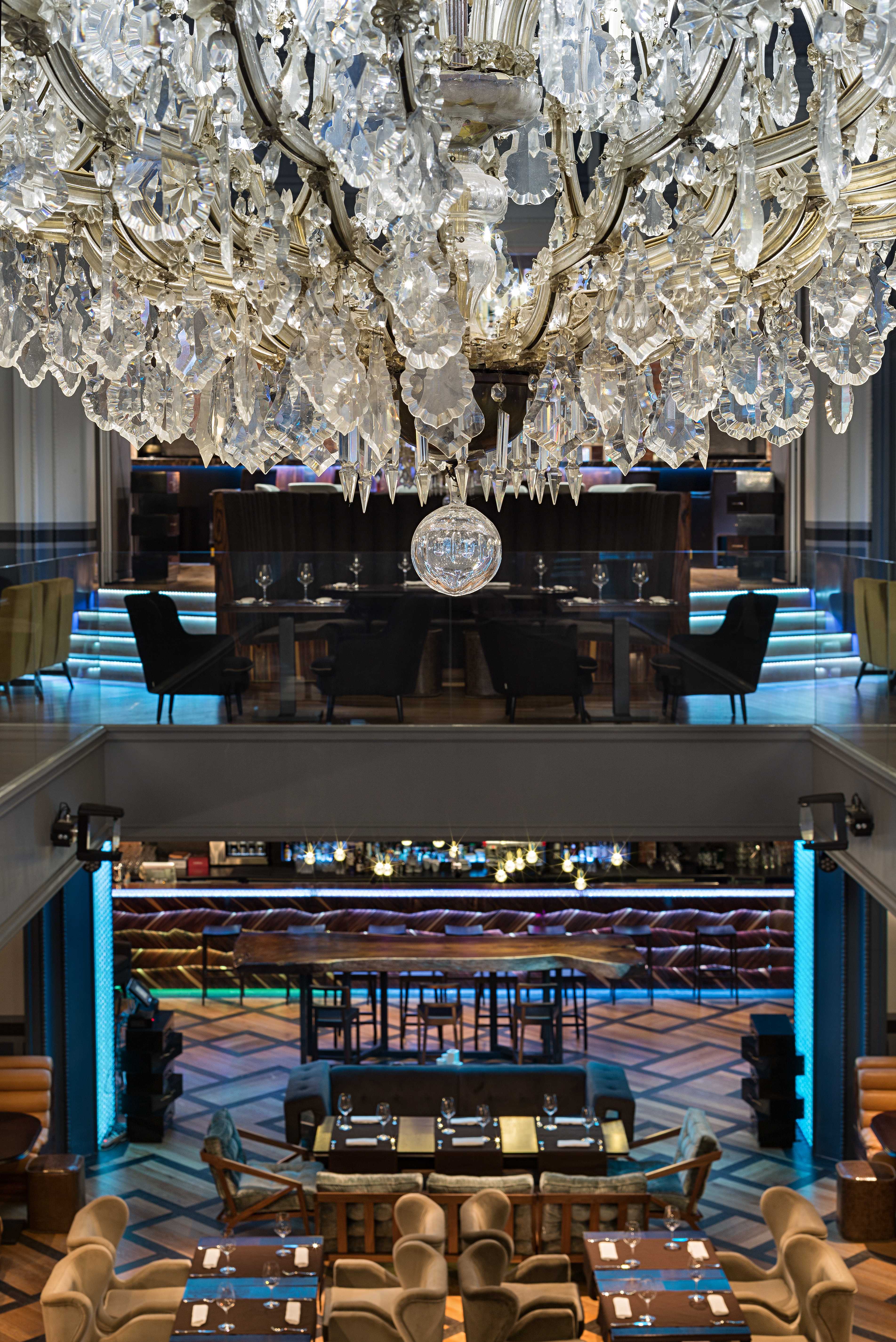 漂浮的黑色钢楼梯 | 揭秘 Maleewicz 餐厅设计亮点-5