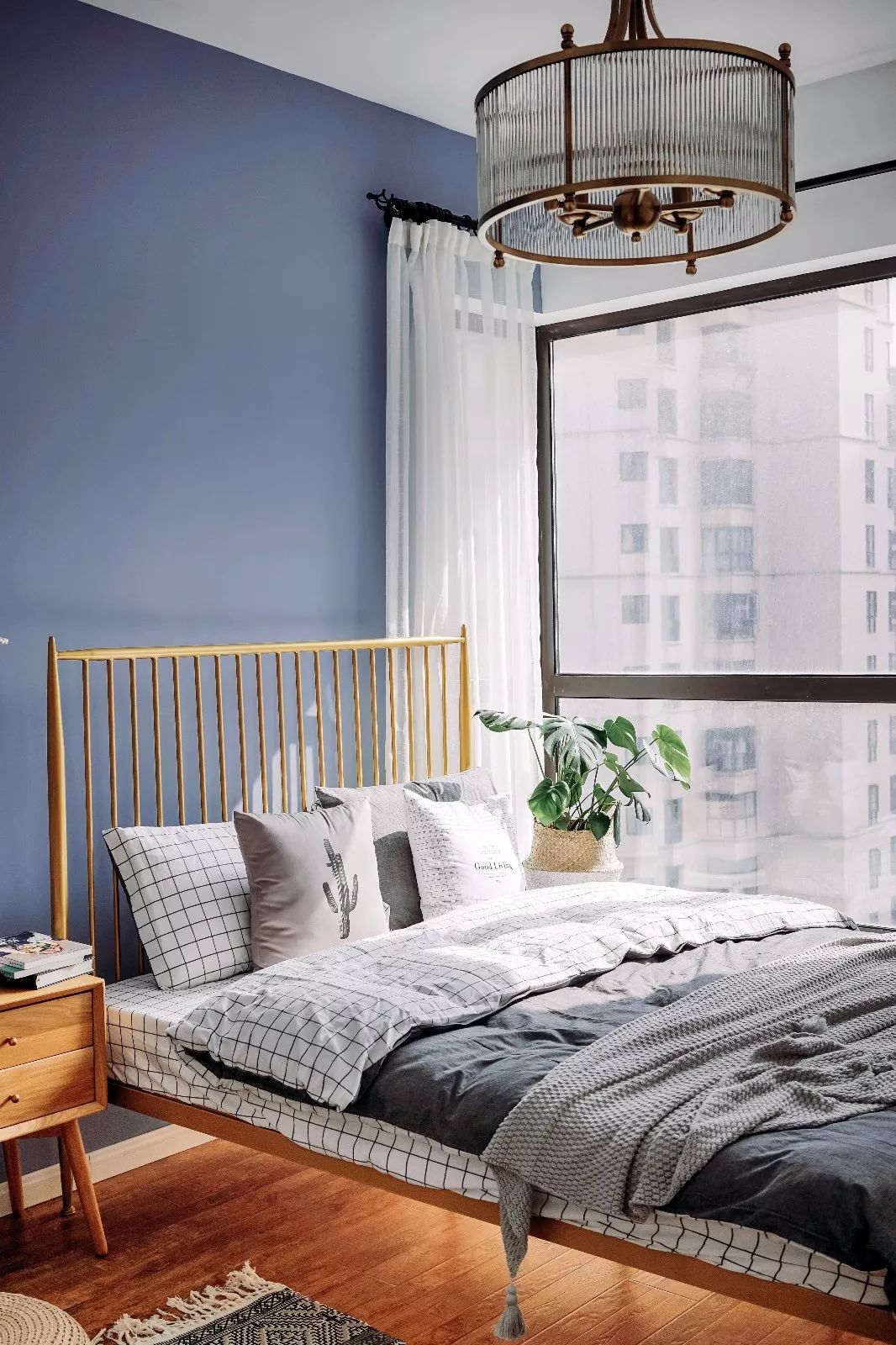 轻奢风卧室设计，黄铜色床铺打造高档氛围-36