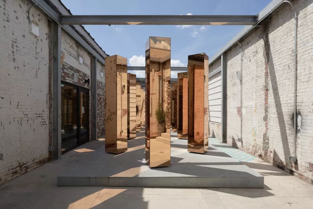 《城市精神》装置，纽约镜像柱营造诗意空间-11