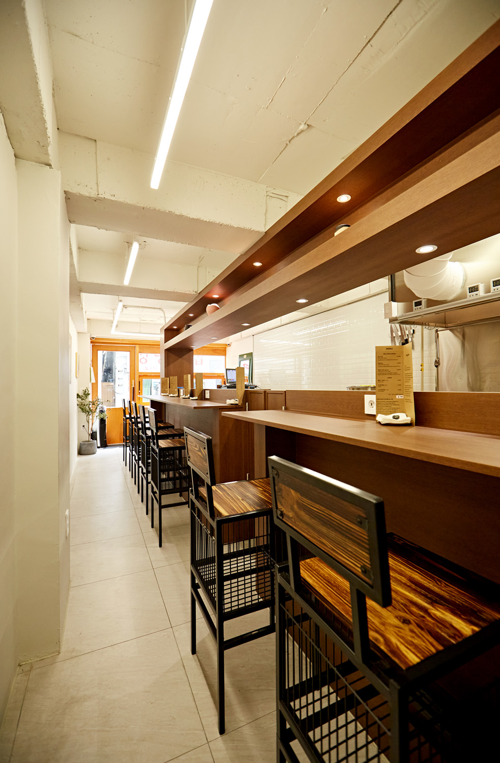 白色与木质的极简设计，打造 11 平的小户型公寓-9