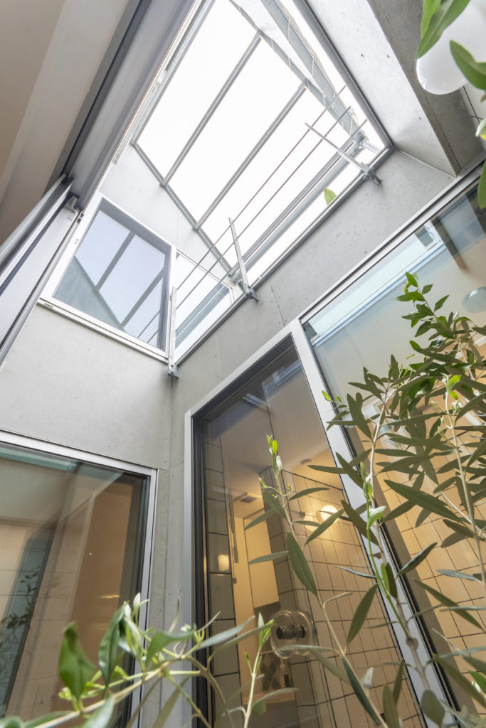 土地の記憶を継承しつつ街とつながる街と家族がほどよい距離感でつながって暮らす | Architecture | 100%LiFE-8