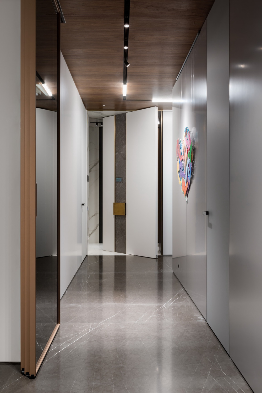 现代家庭公寓的多彩室内设计风格 Deep Chord interior / YODEZEEN Architects-14