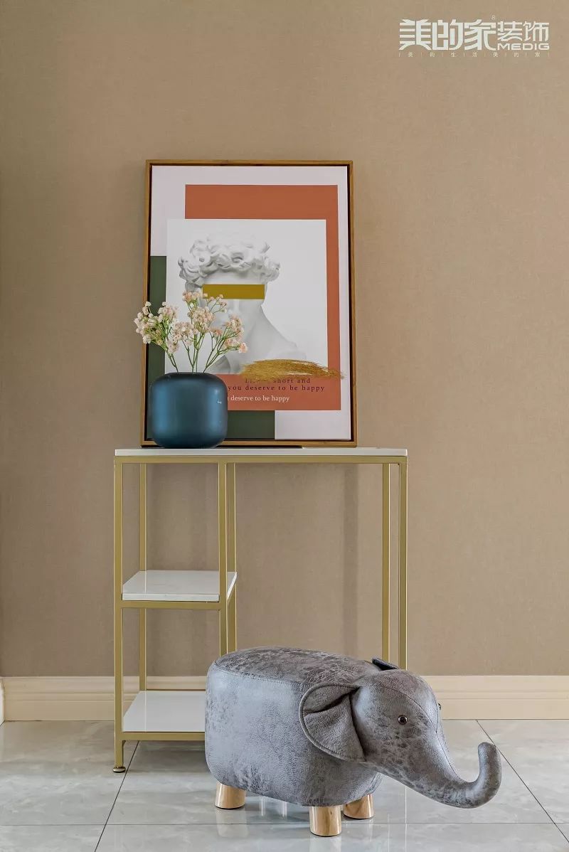 三代同堂的现代家园,金属质感与色彩活力的完美融合-48