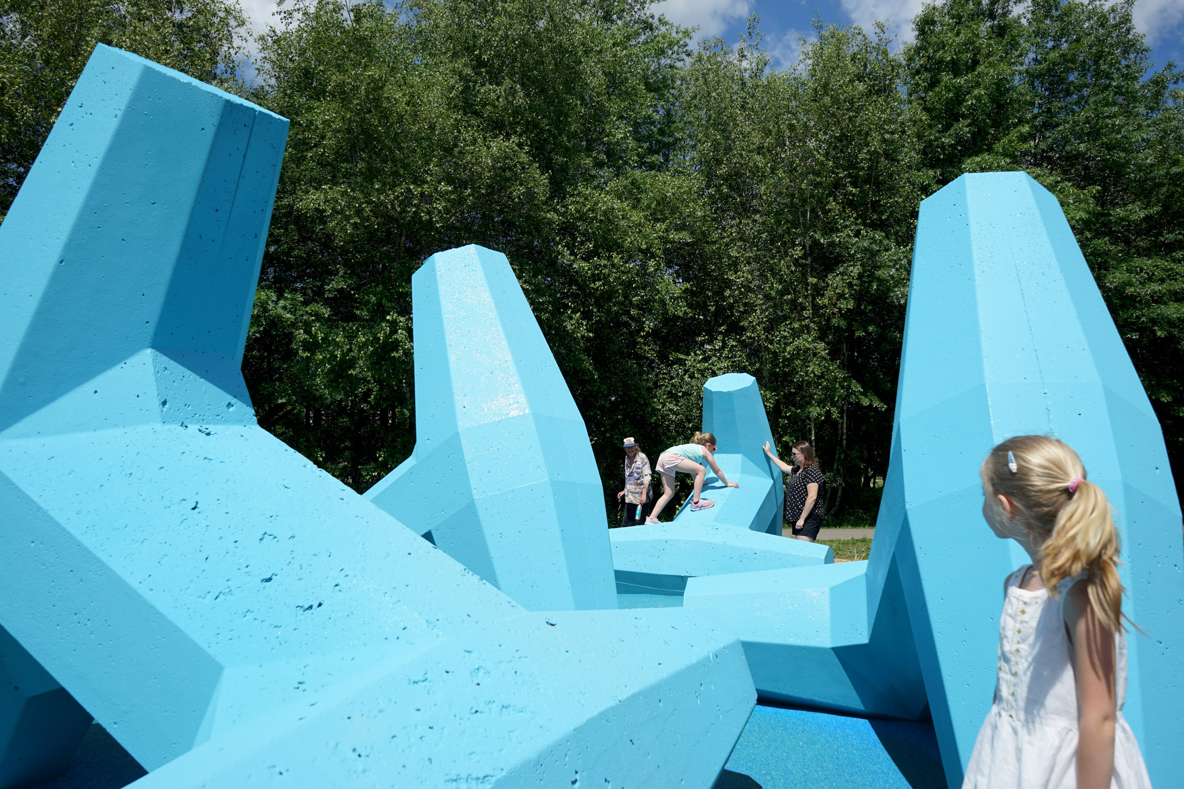 公共艺术与游乐结合的蓝色混凝土 Breakwater 游乐场-16