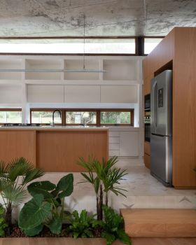 巴西环境保护区中的现代家庭住宅丨Trika Arquitetura