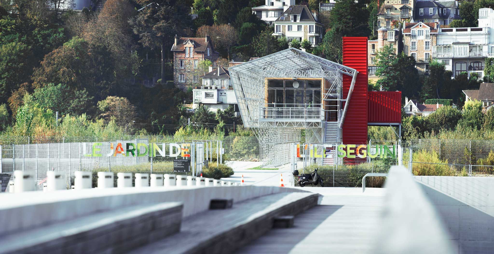 岛上的大桌子（因信息有限，该翻译是按字面意思直译为岛上的大桌子，若结合更具体语境，可能存在其他更适合表述，比如这里 tables 也可能有引申含义如大餐桌大型会议桌等，但根据当前原文只能给出此翻译） 丨法国巴黎-19