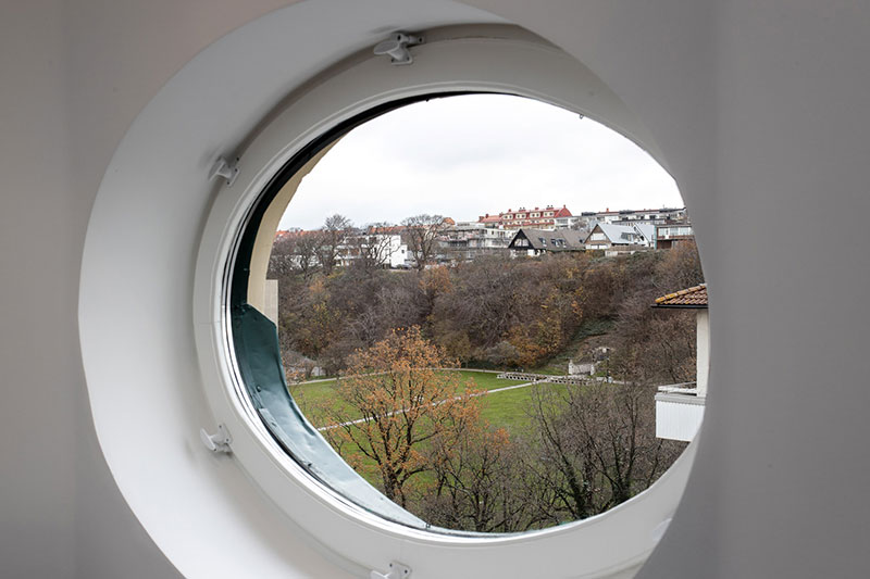 瑞典时尚阁楼公寓 | 玻璃隔墙与木梁的完美结合-9