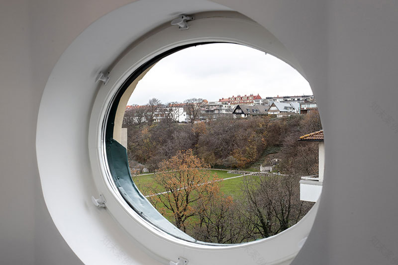 瑞典时尚阁楼公寓 | 玻璃隔墙与木梁的完美结合-9