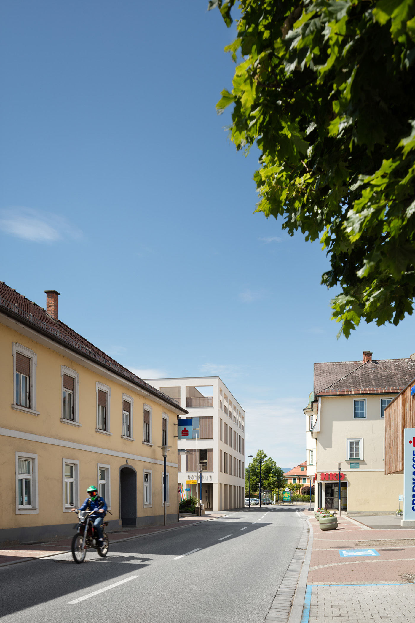 古城重生,现代多功能市政厅-12