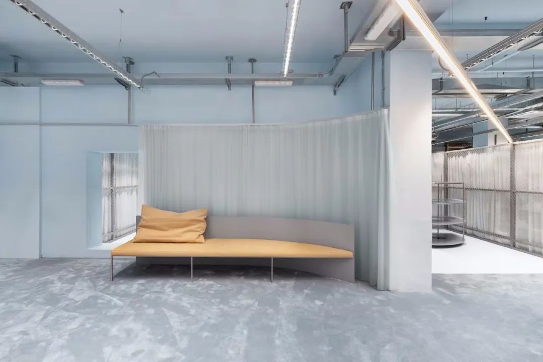 浅蓝色系的极简服装店设计丨意大利丨Modes Cagliari-26