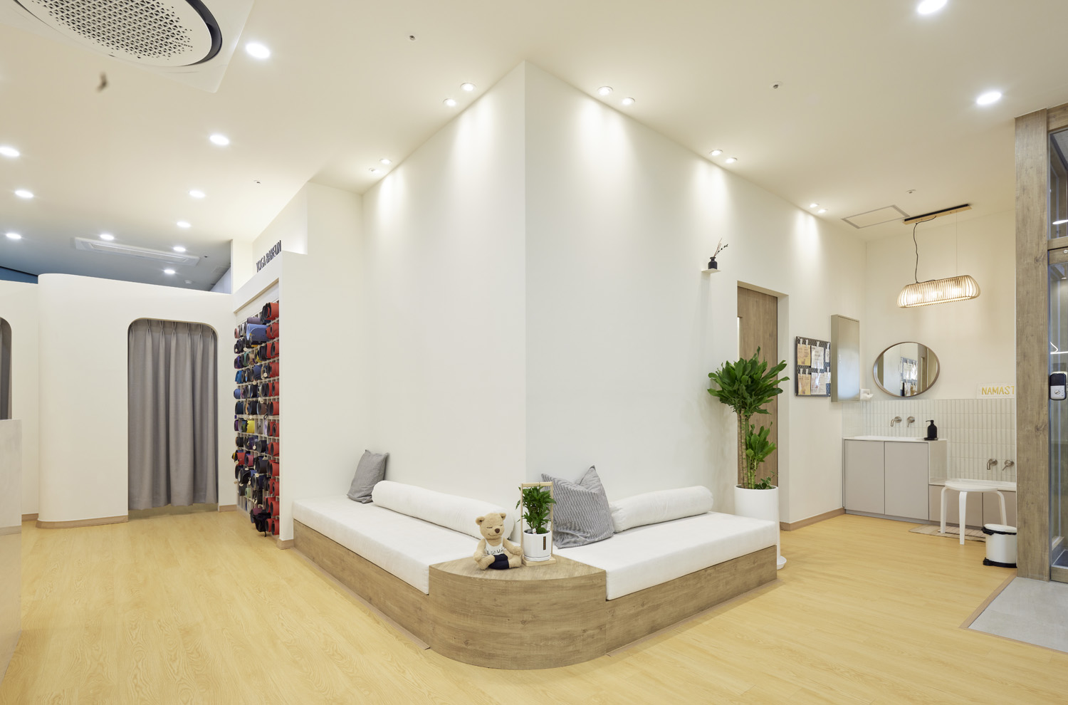 舒适 67 平瑜伽学院，白色与木纹的宁静空间-7
