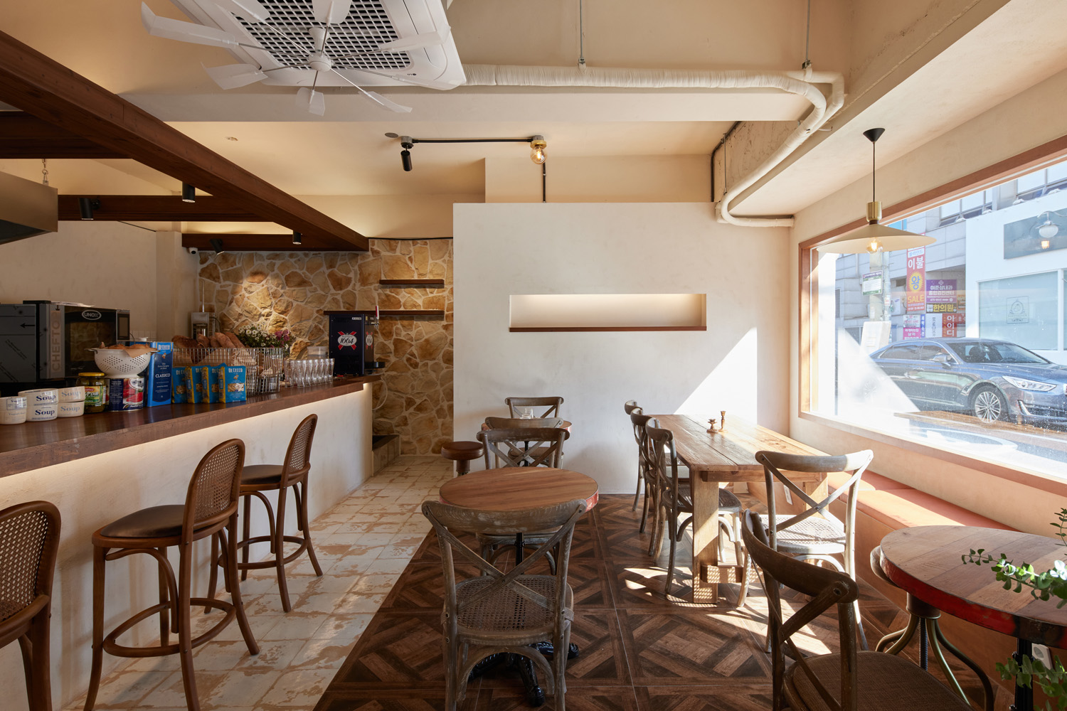 13 坪欧式风咖啡厅，白色&木质调氛围营造-6