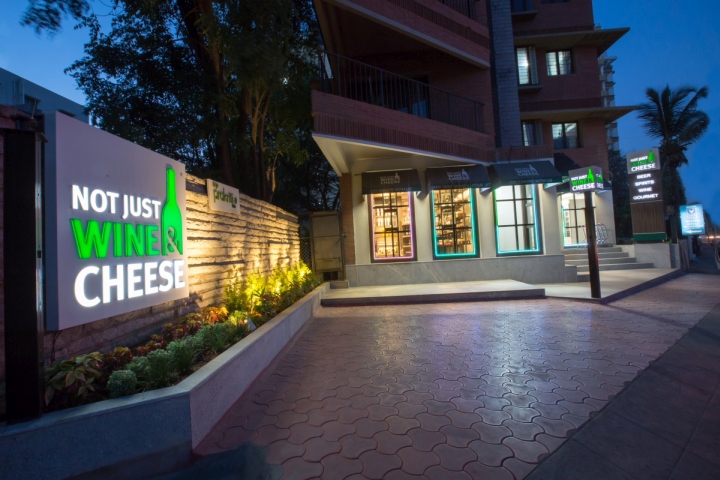 班加罗尔Not Just Wine n Cheese葡萄酒概念连锁店设计-4