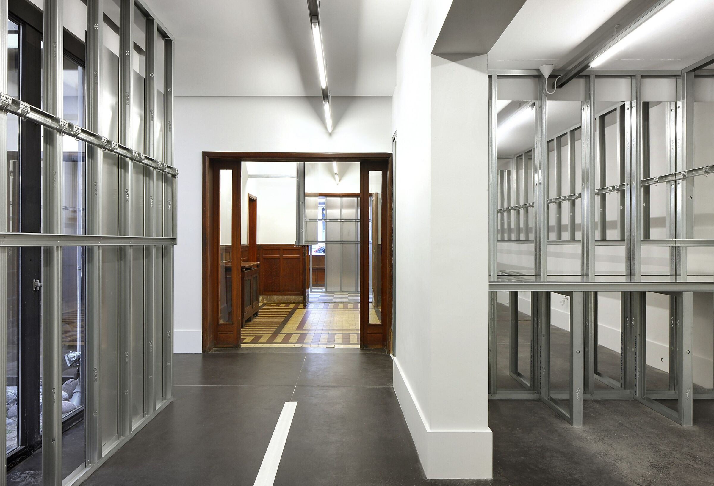 旧烘焙坊中的精美内衣店-10