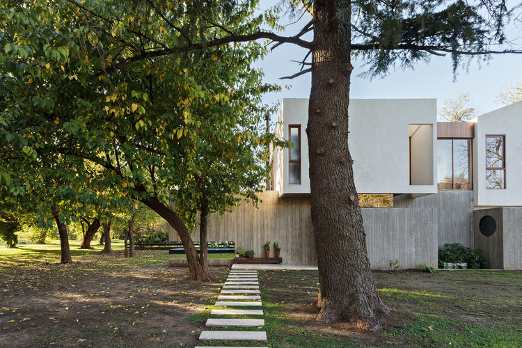 阿根廷封闭社区内的独特几何住宅-2