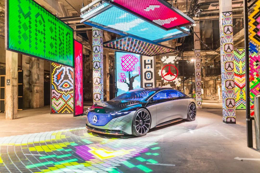梅赛德斯奔驰 Vision EQS 与比利时时装设计师联名设计展丨德国柏林-24